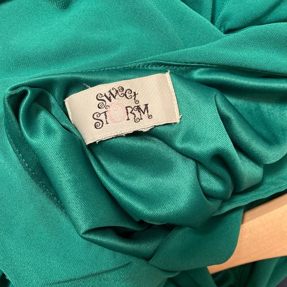 Sweet Storm green body con dress w/ ruching. XS. - Picture 3 of 3